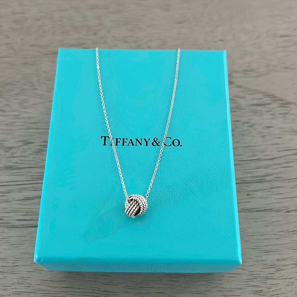 Tiffany Twist
Knot Pendant